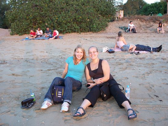Ellen aus Holland und ich geniessen den Sonnenuntergang am nicht ganz so schoenen Strand in Darwin