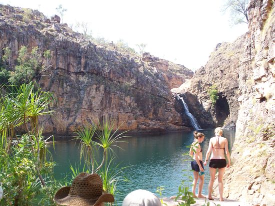 Dieser Ort nannte sich Maguk, und war mit Abstand die schoenste Bademoeglichkeit. Hinten rechts am Wasserfall gab es eine kleine Einbuchtung, dort sind wir hingeschwommen, dann entlang der Felsen hochgeklettert und quietschvergnuegt ins Wasser gesprungen, was fuer ein Spass...
