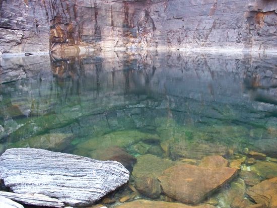 Normalerweise wuerden hier die Wasserfaelle reinplatschen, dafuer konnten wir als Schadensersatz ein erfrischendes Bad nehmen. Oben im Bild (weisse Linie) sieht man wie der Fels ins Wasser eintaucht, es waren 200 Meter von hier bis ans andere Ende obwohl es so nah aussah...wir sind trotzdem hingeschwommen.