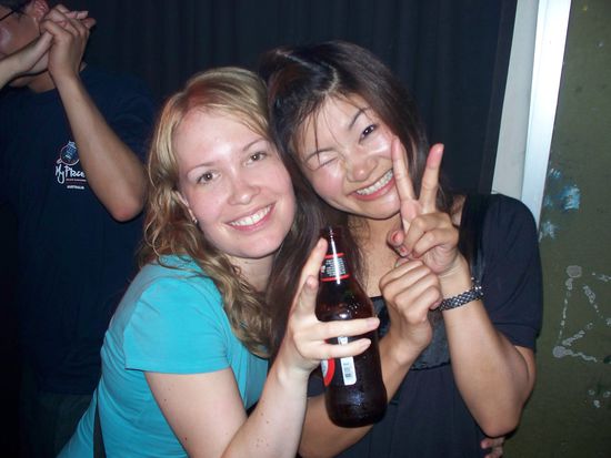 Abends sind wir zusammen feiern gegangen. Das war Chika, ein verruecktes Maedchen aus Japan.