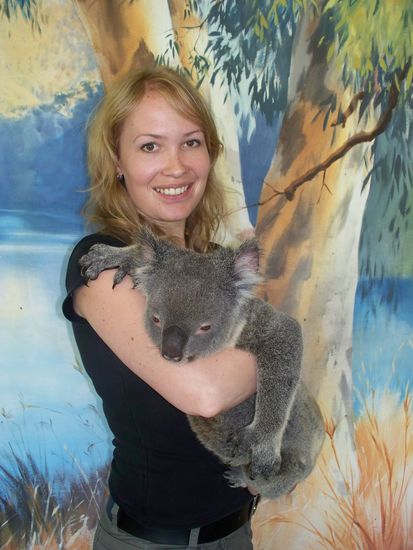 Das ist Sienna, ein 3 jaehriger Koala, da so gut wie gar nichts los war konnte ich sie bestimmt ne halbe Stunde rumtragen und mich mit der Betreuerin der Koalas unterhalten, dass war echt super.