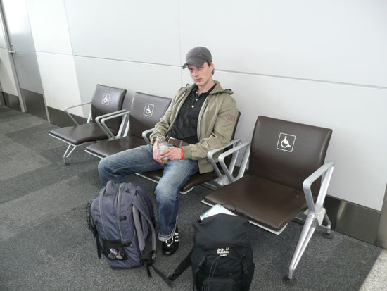 Nach 13 Stunden Flug am Airport in Vancouver