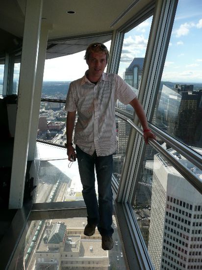 Ich auf dem Glasboden im Tower. War ganz schön hoch, wenn man da runter in die Stadt schaut