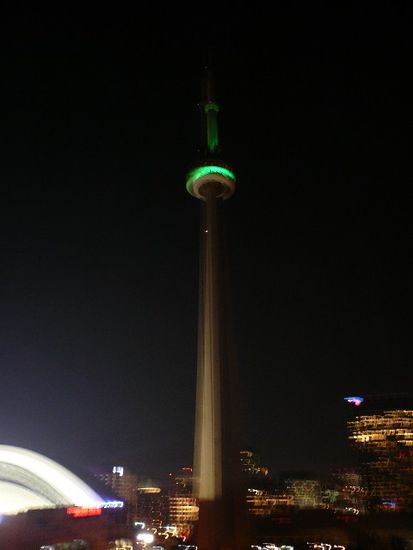 CN-Tower. Da geht jede volle Stunde voll die Light-Show ab. Links seht ihr noch ein bisschen das Roger-Center, wo später das Spiel war.