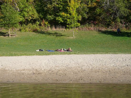die Liegewiese und zwei die sich sonnen
