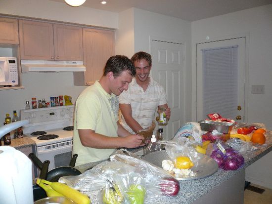Hannes und Daniel beim Caipi machen