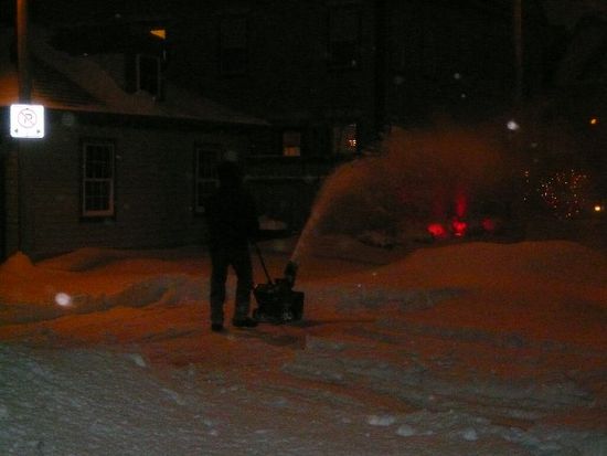 So wird in Canada Schnee geschippt. Nicht wie wir, alles mit der Hand schaufeln.