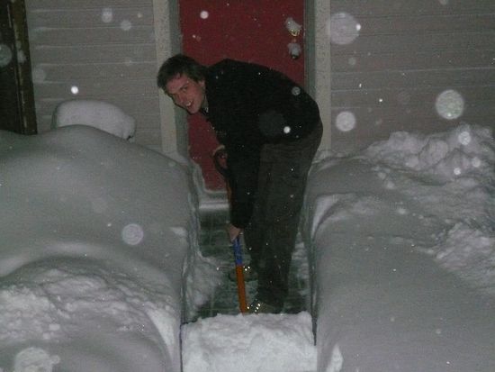Das ist halt noch Handarbeit. Hier könnt ihr eine kleine Vorstellung bekommen wie hoch der Schnee wirklich war. An manchen Stellen bis zu den Hüften.