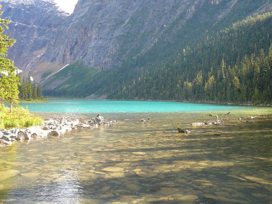 Wie blau der See ist und total klar. Hätte ich ne Badehose dabei gehabt, wäre ich rein gegangen. Obwohl das Wasser sau kalt war.