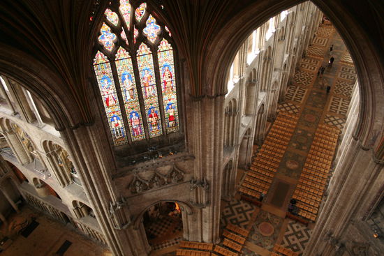 Blick aus der Laterne in den Kircheninnenraum.