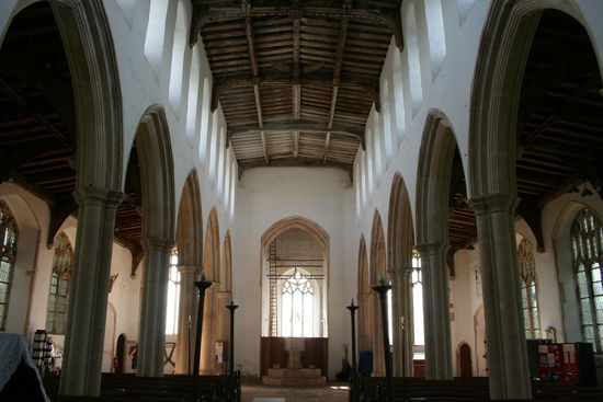 Blick in den Westen. Vor dem fenster befindet sich ein wunderschönes Taufbecken.