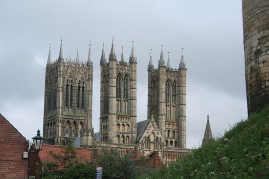 Blick vom Parkplatz.
Durch einen kleinen Irrgarten von kleinen Gassen erreicht man die Kathedrale.