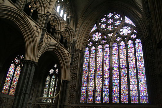 Der Chorabschluss, mit einem wunderschönem gotischen Maßwerkfenster.
