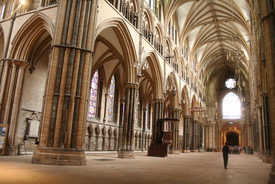 Blick vom Lettner in das Mittalschiff
(Links ein Vierungspfeiler - bei der Führung wurde erzählt, dass wenn Führungen für Kinder gemacht , diese aufgefordert werden sich um den Pfeiler zu stellen und an den Händen zu halten. Ratet mal, wie viele es sein müssen?
25. Ja, 25 ca. 6-jährige Kinder müssen sich an den Händen halten, um diesen Pfeiler zu umarmen.