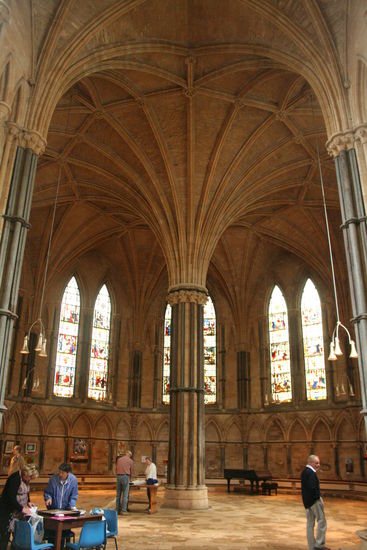 Der gotische Kapitelsaal. 
=&gt; Der Kapitelsaal hat nichts mit einem Kapitel, also einem Säulen oder Pfeilerabschluss zu tun. Dies war ein Versammlungssaal der Mönche, in dem die einzelen Ordenskapitel vorgelsen wurden. Bei nicht einhaltung der Ordensregeln wurden hier die Strafen, verkündet und vollzogen. Außerdem fanden hier Abtswahlen statt.