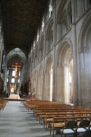 Wandaufriss Peterborough. Von unten nach oben: Arkadenzone, Trifforium und Obergarden.