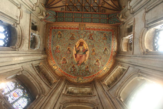 Sicht an die Decke des polygonal gebrochenen Binnenchores.