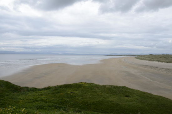 Blick vom Parkplatz auf Tullan Beach. Aus den Dünen (rechts) führt ein kleiner verschlungener Pfad zur Reitschule.