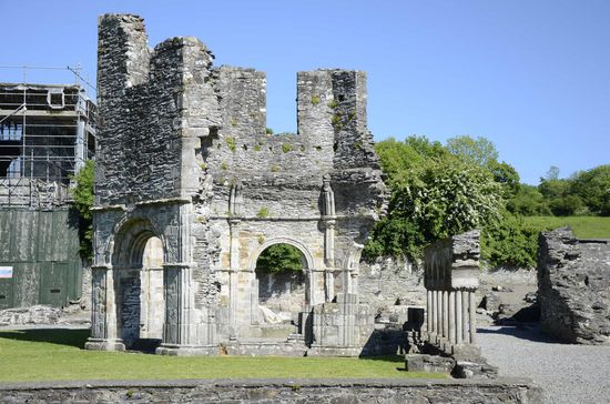 Links: Vor Regen geschützter kreuzgratgewölbter Kapitelsaal.
Mitte: Lavabo. 
Rechts: Ein teils rekonstruierter Teil des Kreuzganges mit romanischen Arkaden.
