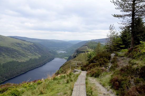 Die Route beginnt am linken Seeufer des Upper Lake. In der Weite ist auch der Lower Lake zu sehen. 
Da auf dem Berg das Gelände mit feuchtem Torf überdeckt ist, hat man Planken für die Wanderer gebaut.