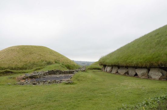 links: eines von ca. 18 kleineren Hügelgräbern
rechts: das große Ganggrab von Knowth. Ursprünglich sah das Ganggrab so aus, wie die kleineren Gräber. Zum Schutz der großen Steine, die mit verschiedenen Mustern verzieht bzw. behauen sind, wurde eine Deckenplatte darüber befestigt.