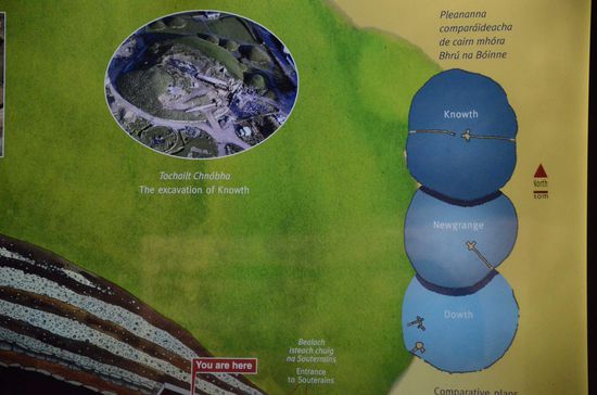Es hat auch, anders als Newgrange, 2 Gänge.