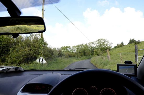 Hier auf einer Strasse mit einem L vor einer langen Zahlenreihe. Die genaue weiß ich leider nicht mehr. 
Und ja, ihr sehr richtig: eine Strasse, auf die eigentlich nur ein Auto passt wird verengt...