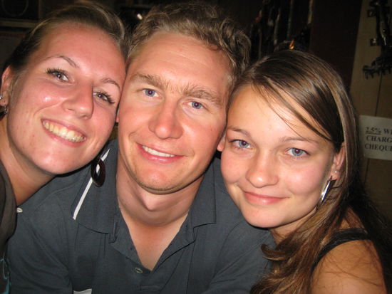 Anja, Matthew ein voruebergehender 
Gast aus dem Ort &amp; Ich