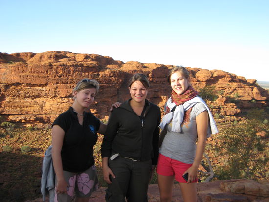 Im Hintergrund der "Kings Canyon":
Julia, Katharina &amp; Ich