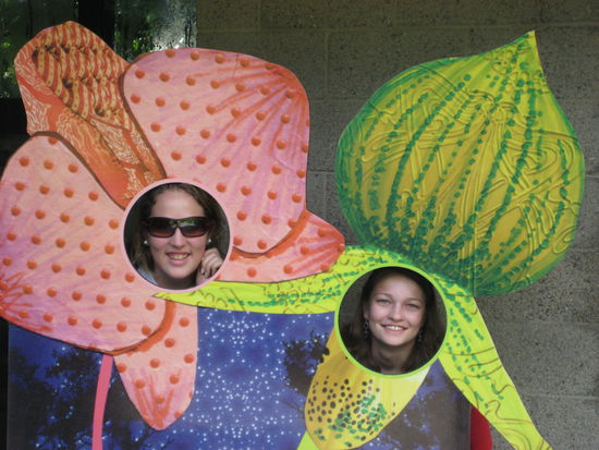 Julia und ich vor der Orchideenlandschaft