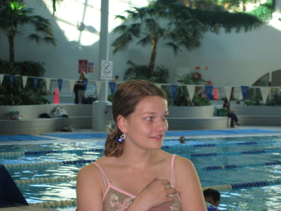 Das bin ich vor dem Lehrschwimmbecken