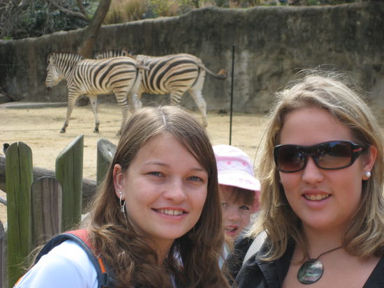 Julia &amp; Ich vor dem Zebragehege