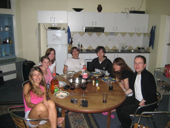 Sonntagabend im Aufenthaltsraum, von links nach rechts: Caroline, Franzi, Melanie, Andreas, Hide, Miho &amp; Matthias