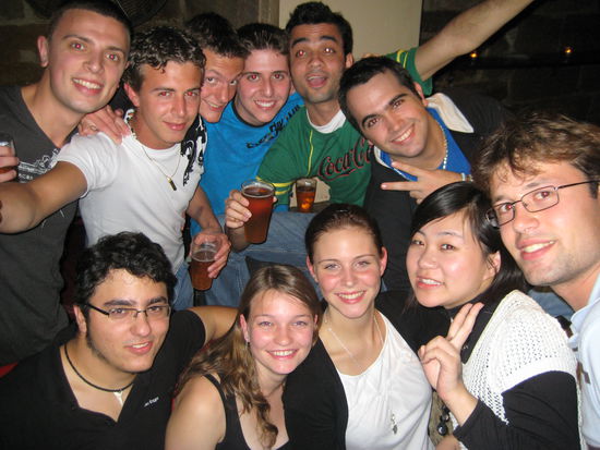 Im "Gueff", im Hintergrund Gruppe von Franzosen und meine Maedels