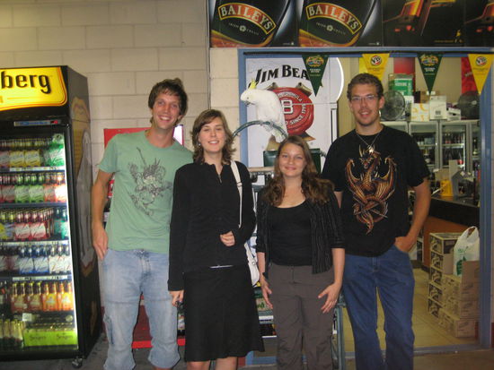 Auf dem Weg zur privaten Hausparty: Winnie, Julia, Sebastian &amp; Ich