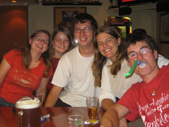 "Old Bundy Tavern" 
von links: Kathrin, Ich, Daniel, Laura, David