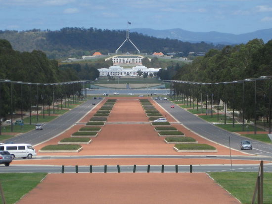 "Anzac Parade"- 
Weg mit Denkmaelern ueber die vergangenen Kriege