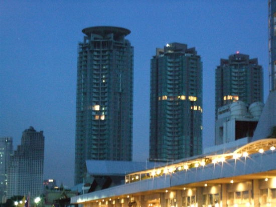 Auf dem Chao Praya mit Blick auf die Skyline