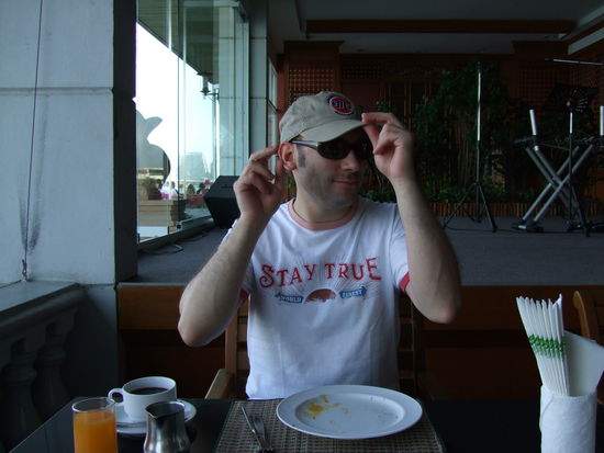 Bangkok, 8.00 Uhr tropische Temperaturen, die Frisur äääh die Mütze sitzt...