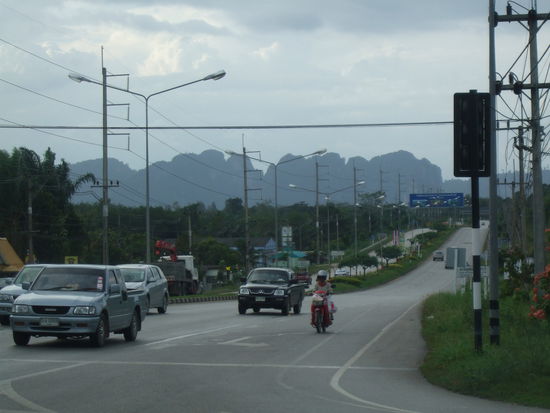 im Taxi zum Phanom Bencha Mountain Ressort