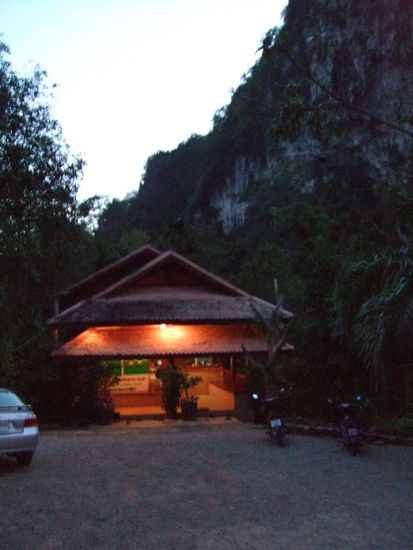 empfang phanom bencha
mit den karstfelsen ringsherum
weiter hinten liegt das restaurant