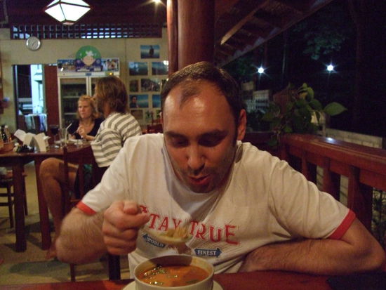 heikos erste tom yam - very hot
der gestreifte langhaarige im hintergrund ist tony, einer der eigentümer vom phanom bencha