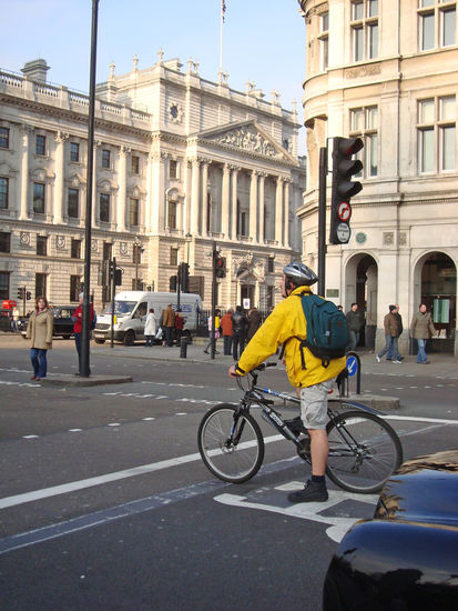 Das sind die Briten. Bei Minusgraden auch noch in kurzer Hose und teilweise auch mit T-Shirt unterwegs