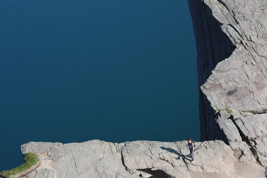 Das bin ich - für meine Verhältnisse ziemlich nahe am Abgrund!
Da geht es über 600 Meter in die Tiefe!