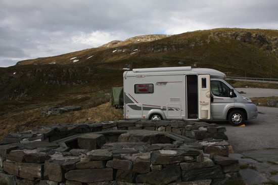 Man beachte den kleinen Hinweis im Fenster, dass es sich im
WOMO um Österreicher handelt 