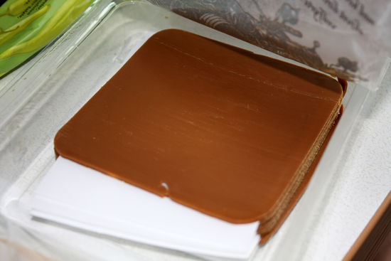 Noch eine norwegische Köstlichkeit, der Brunost. Das ist ein leckerer Käse, der nach Kamarell schmeckt!!!!