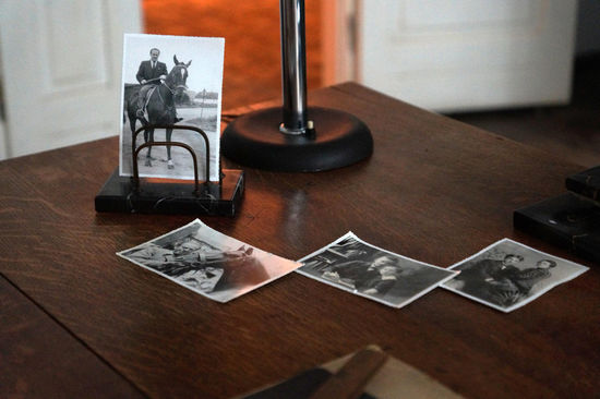 Sein Schreibtisch mit einem Foto von Oskar Schindler