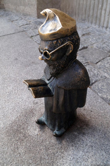 Genau hinschauen - man entdeckt an die 250 Zwerge aus Bronze in Breslau. Dieser Tick für die kleinen Figuren hat in den 80er Jahren aus einer Protestaktion begonnen. Diverse Künstler und Studenten der Kunsthochschule gestalten diese niedlichen Kerle.