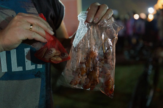 Links das Zahlungsmittel - rechts leckeres Essen, das du dafür bekommst