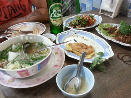 Das thailändische Essen ist sooo lecker - nach zwei Tagen hat mich aber leider schon die Rache des Montezuma heimgesucht - bei den vielen Chillies kein Wunder 